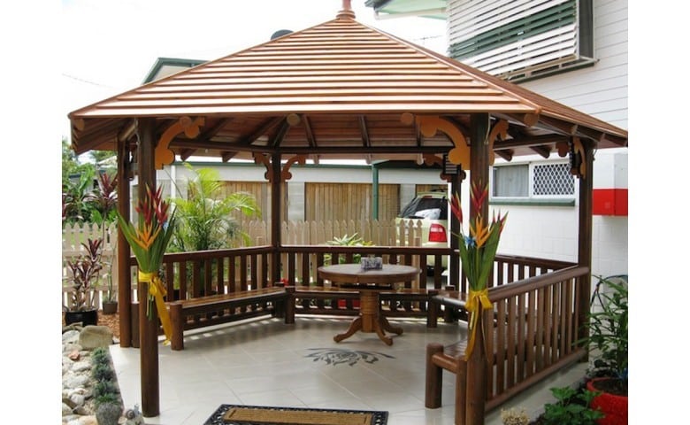 بررسی قیمت آلاچیق چوب پلاست