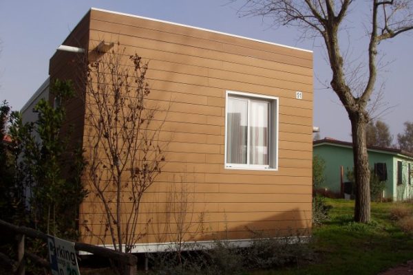 نمای کلبه با چوب پلاست