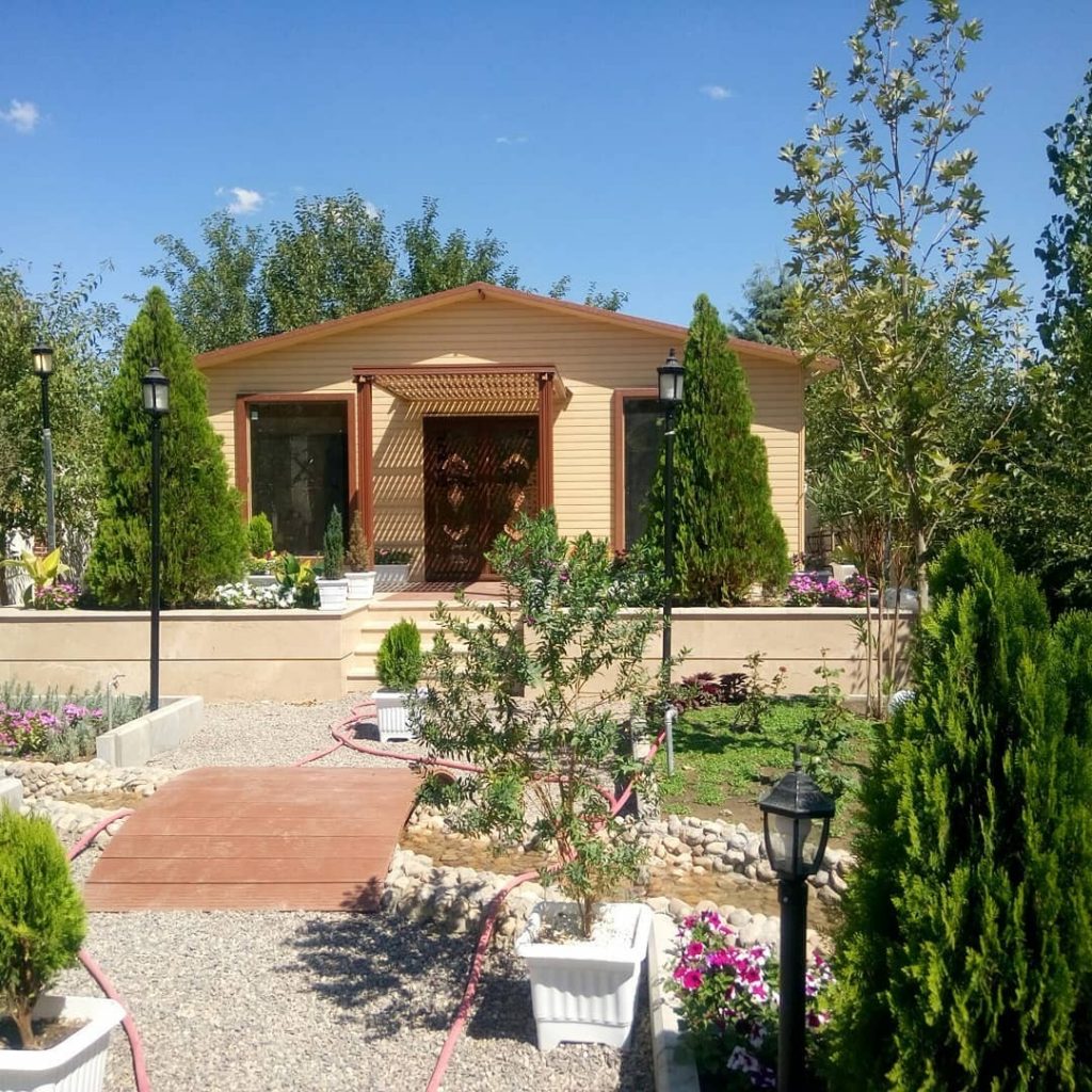 نمای کلبه با چوب پلاست