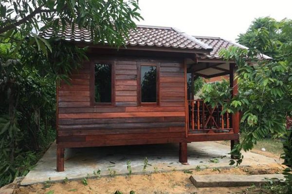 نمای کلبه با چوب پلاست