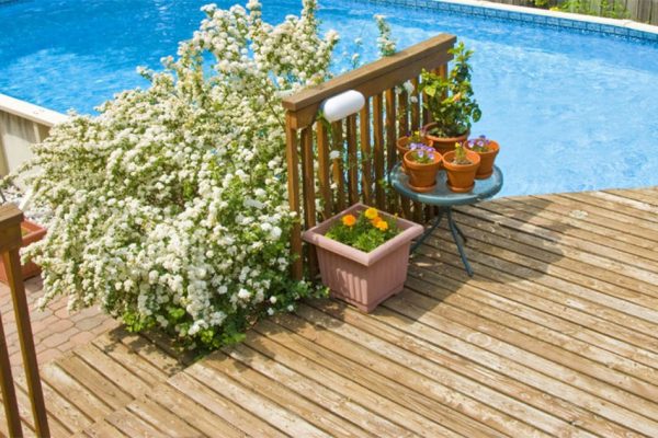 چوب پلاستیک دور استخر