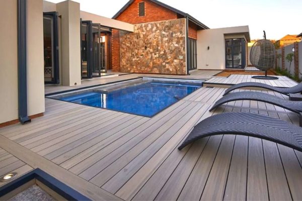 چوب پلاستیک دور استخر